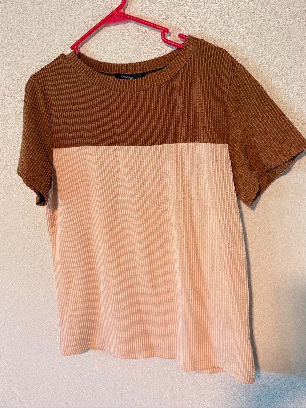 Colorblock Ribbed Short-Sleeve Tee in Brown and Cream